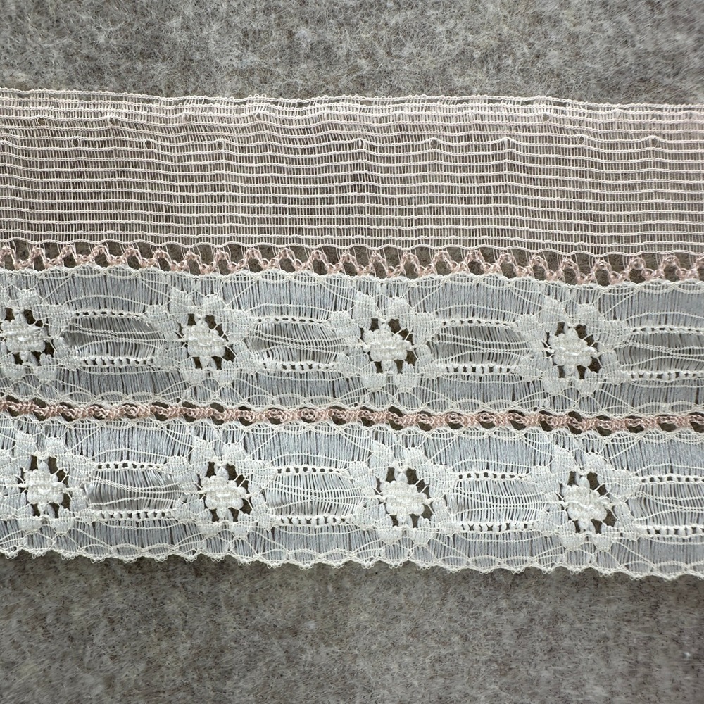 VTG White Lace Trim with Peach Accents Sewing Trim 383 in‎ / 10.6 yd